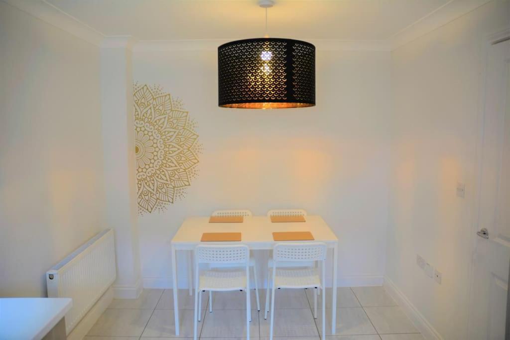 Modern Town House In Cotswolds - 3 Double Bedrooms Уитни Экстерьер фото