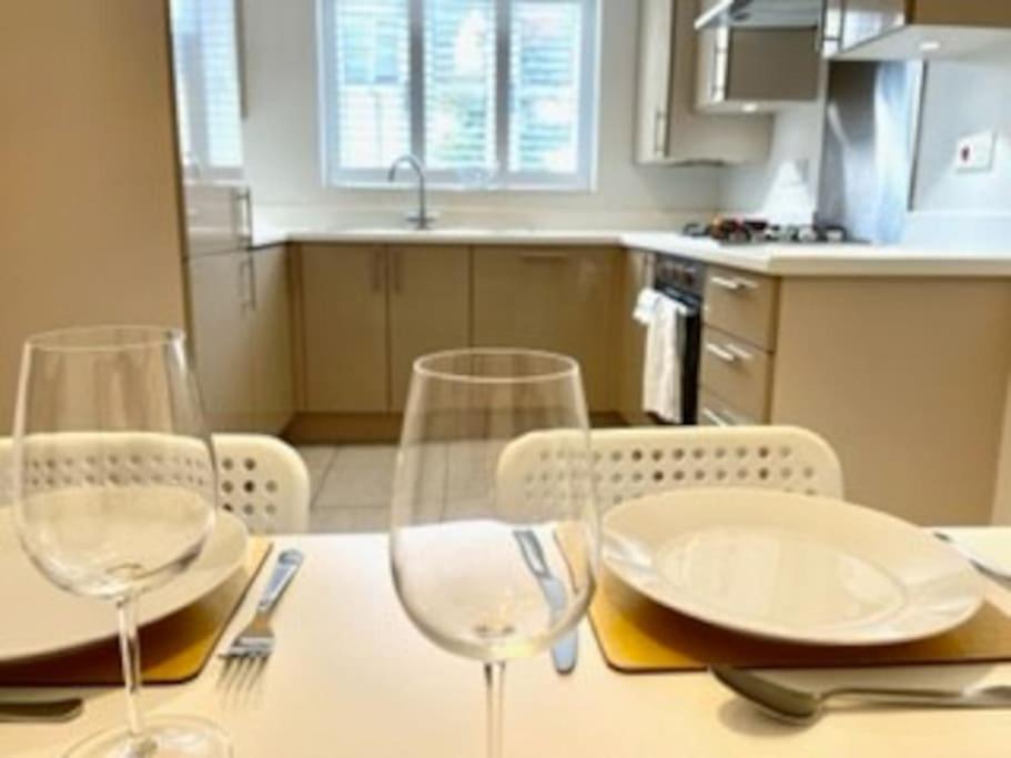 Modern Town House In Cotswolds - 3 Double Bedrooms Уитни Экстерьер фото