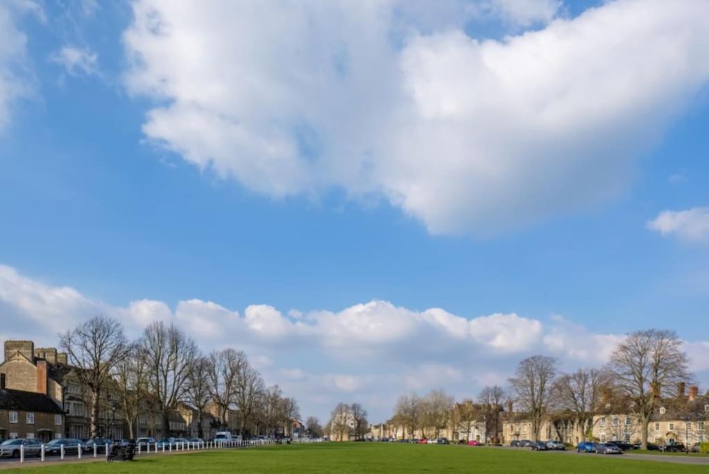 Modern Town House In Cotswolds - 3 Double Bedrooms Уитни Экстерьер фото