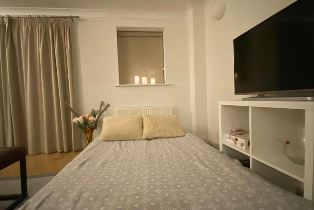 Modern Town House In Cotswolds - 3 Double Bedrooms Уитни Экстерьер фото