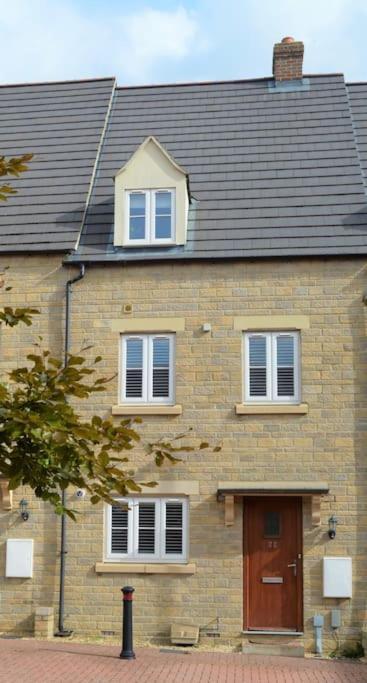 Modern Town House In Cotswolds - 3 Double Bedrooms Уитни Экстерьер фото
