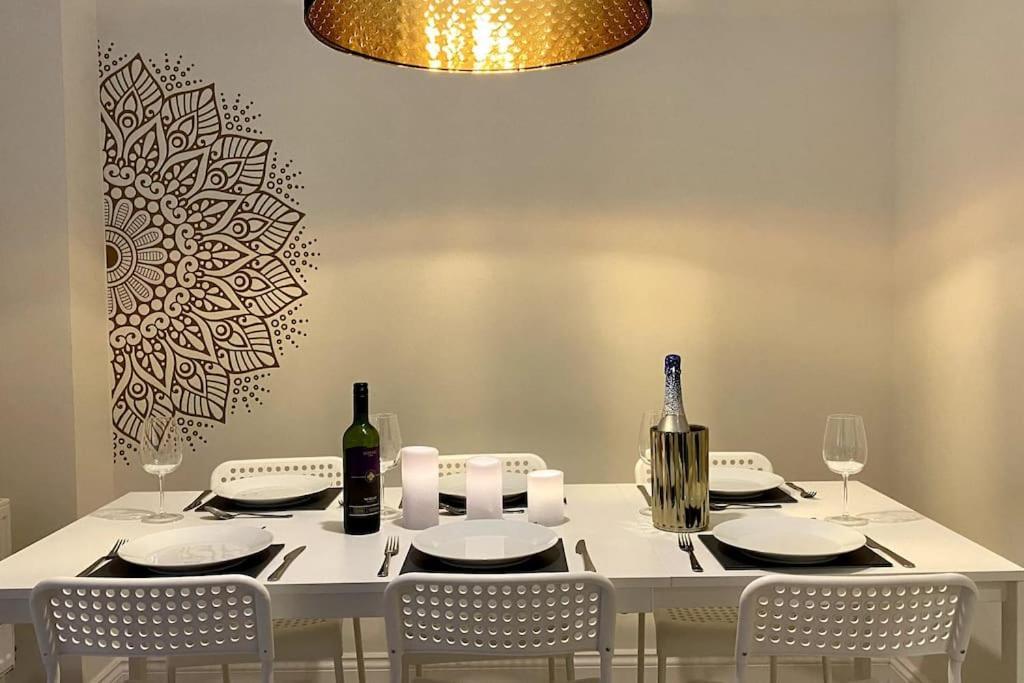 Modern Town House In Cotswolds - 3 Double Bedrooms Уитни Экстерьер фото