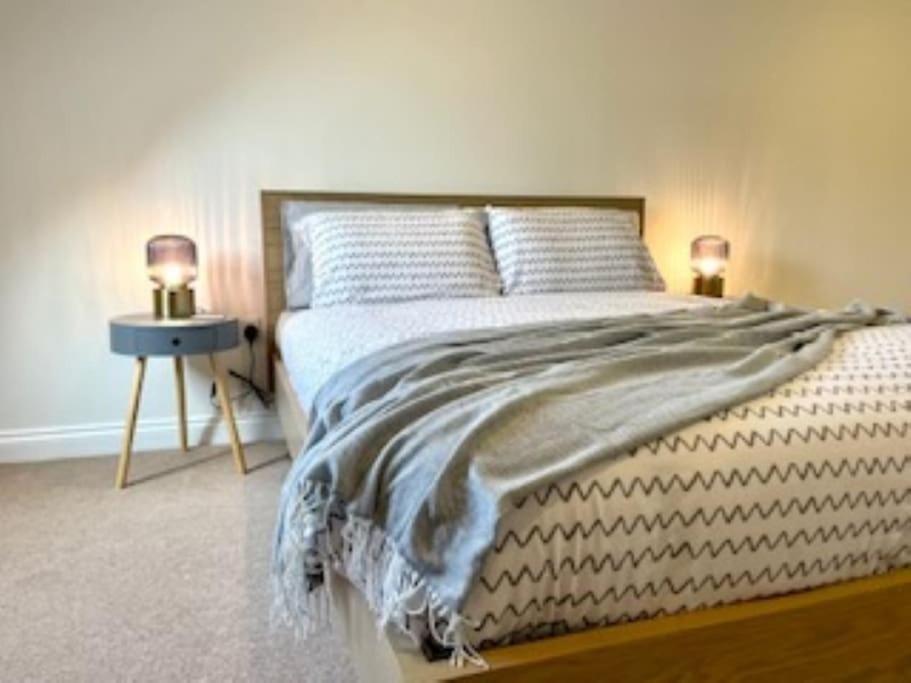 Modern Town House In Cotswolds - 3 Double Bedrooms Уитни Экстерьер фото