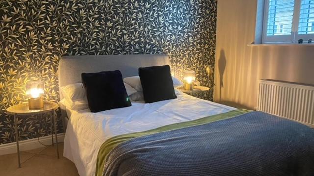 Modern Town House In Cotswolds - 3 Double Bedrooms Уитни Экстерьер фото