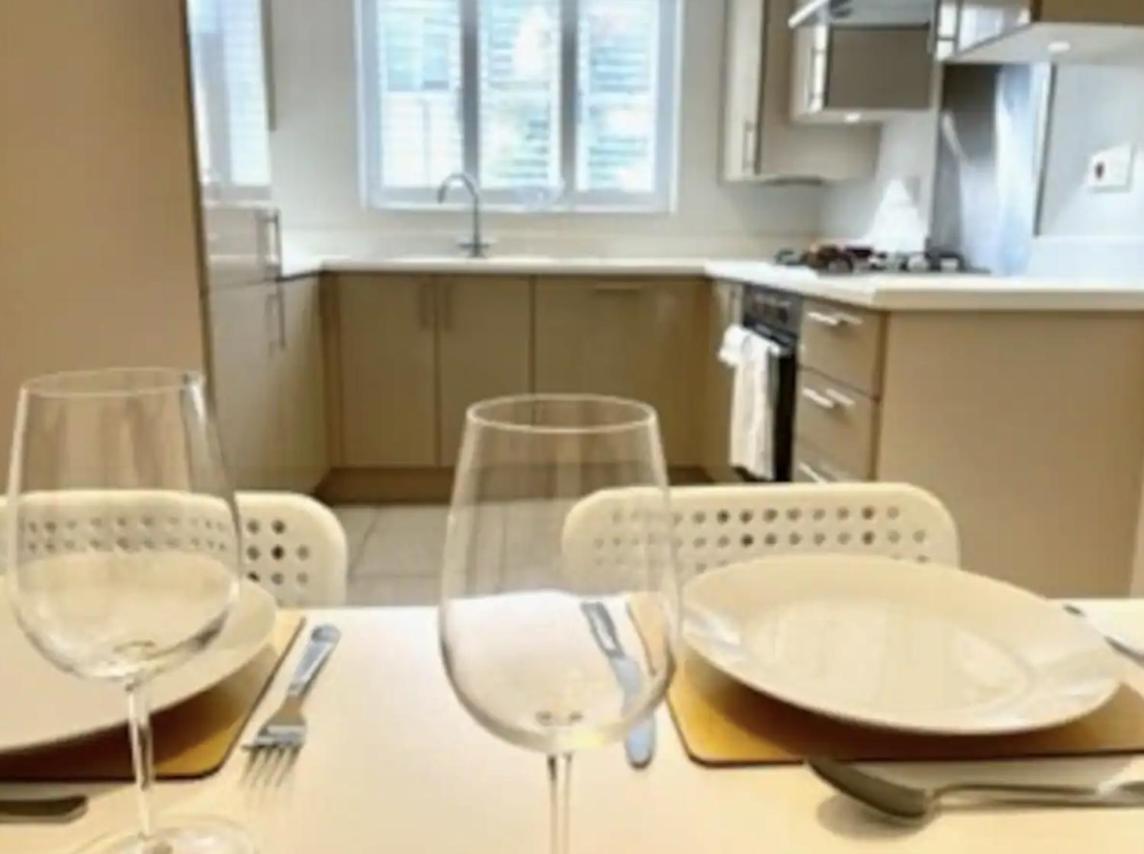 Modern Town House In Cotswolds - 3 Double Bedrooms Уитни Экстерьер фото