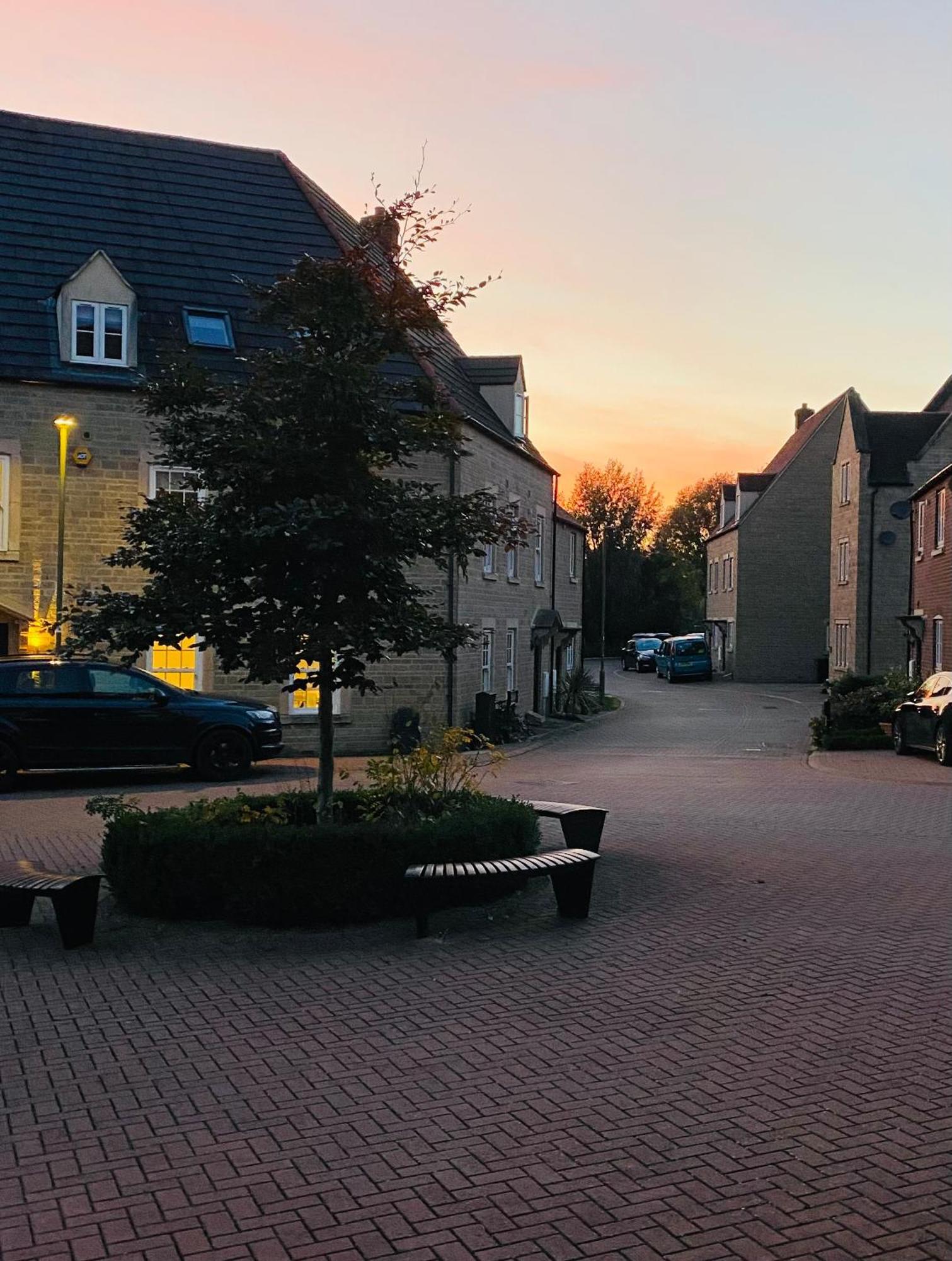 Modern Town House In Cotswolds - 3 Double Bedrooms Уитни Экстерьер фото